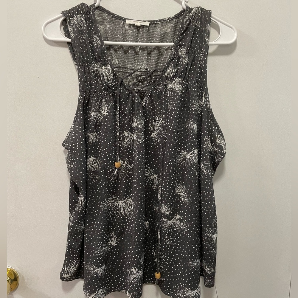 Maurice’s XL gray and white tank top with cross cross front, wooden beads